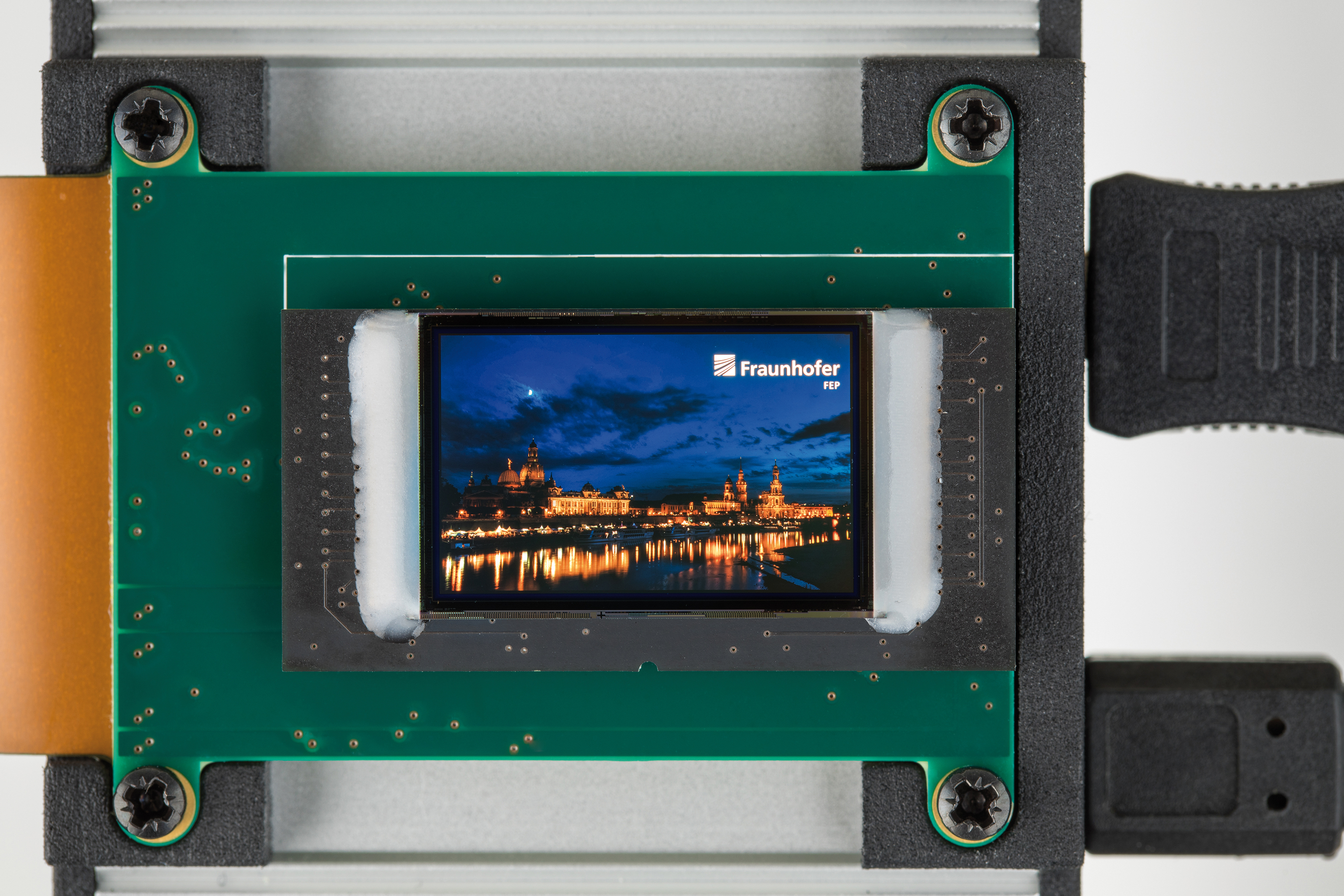 Dank eines ausgeklügelten Systemkonzepts und moderner Designmethodik erzielt das neue OLED-Mikrodisplay eine Auflösung von 1920 × 1200 Pixel.