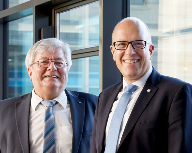 Die Institutsleitung des Fraunhofer IST, Prof. Dr. Christoph Herrmann (rechts) und Professor Dr. Günter Bräuer.