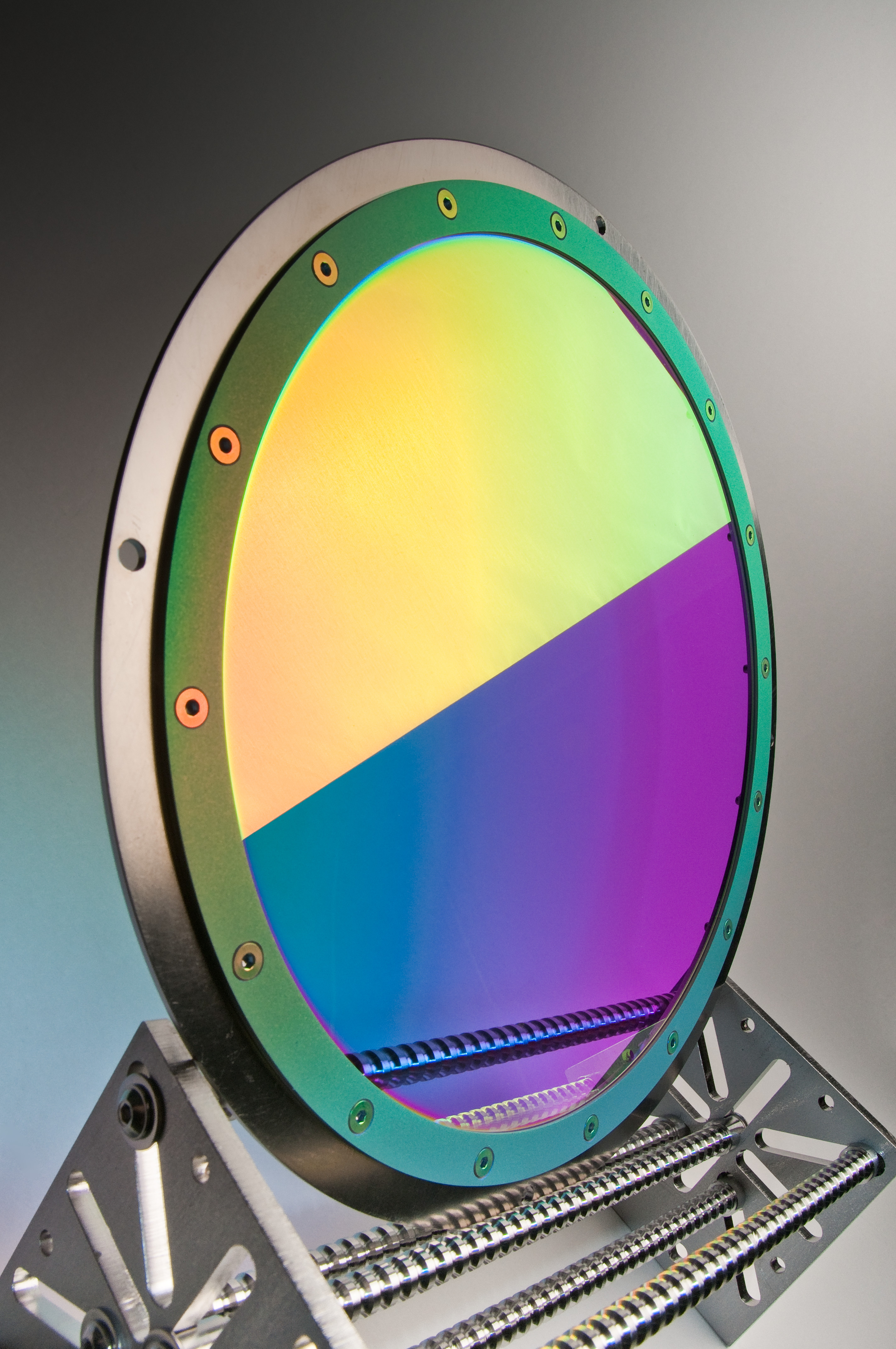 Optical filter with a diameter of 20 mm and an optical density of 6. Top: reflection, below: transmission.