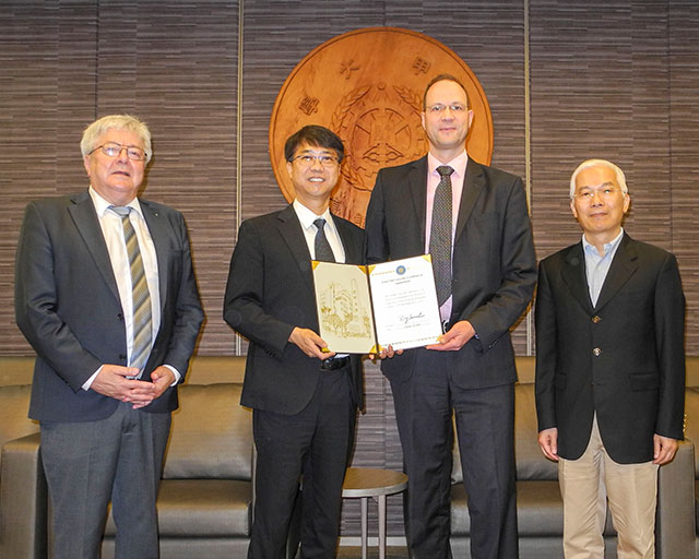 Dr. Ralf Bandorf receives the certificate of appointment for a Distinguished Chair Professorship at Feng Chia University (f.l.t.r.: Prof. Dr. Günter Bräuer, Prof. Bing-Jean Lee, Dr. Ralf Bandorf, Prof. Jin-Huang Huang).