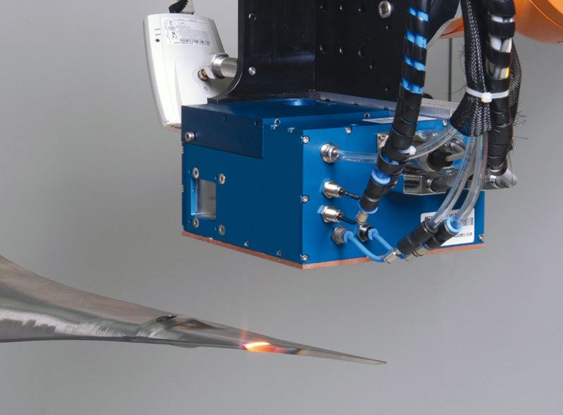 Dynamische Strahlformungseinheit »LASSY« während eines Laserstrahlhärteprozesses, montiert an einem Roboter.