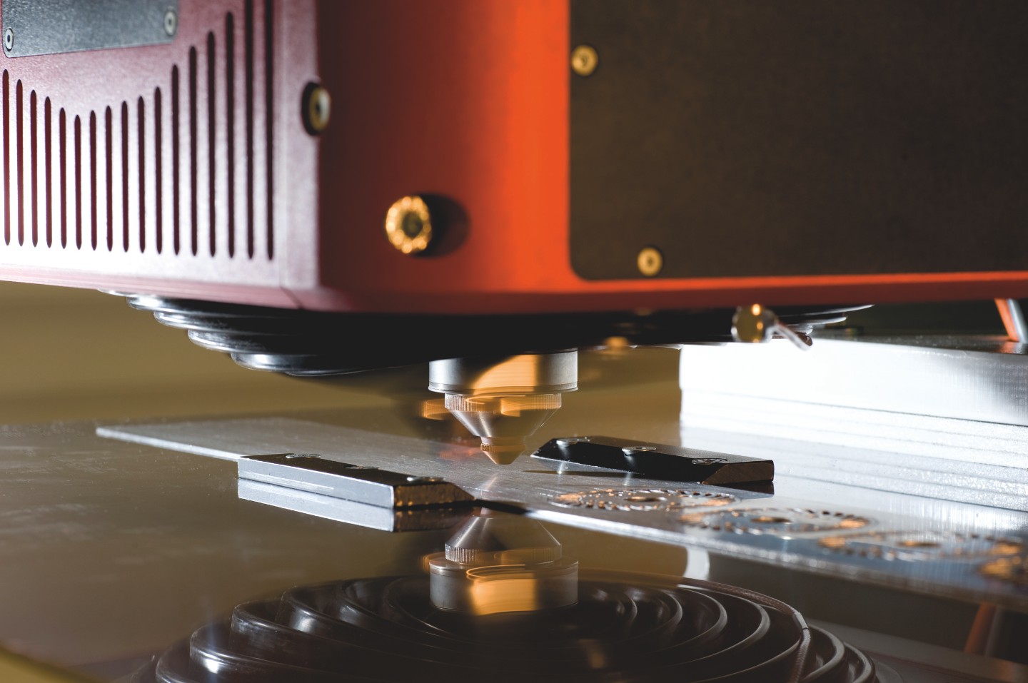 Hochdynamische Lasermaterialbearbeitung mit dem Formcutter HDFC6060 Hochdynamische Lasermaterialbearbeitung mit dem Formcutter HDFC6060
