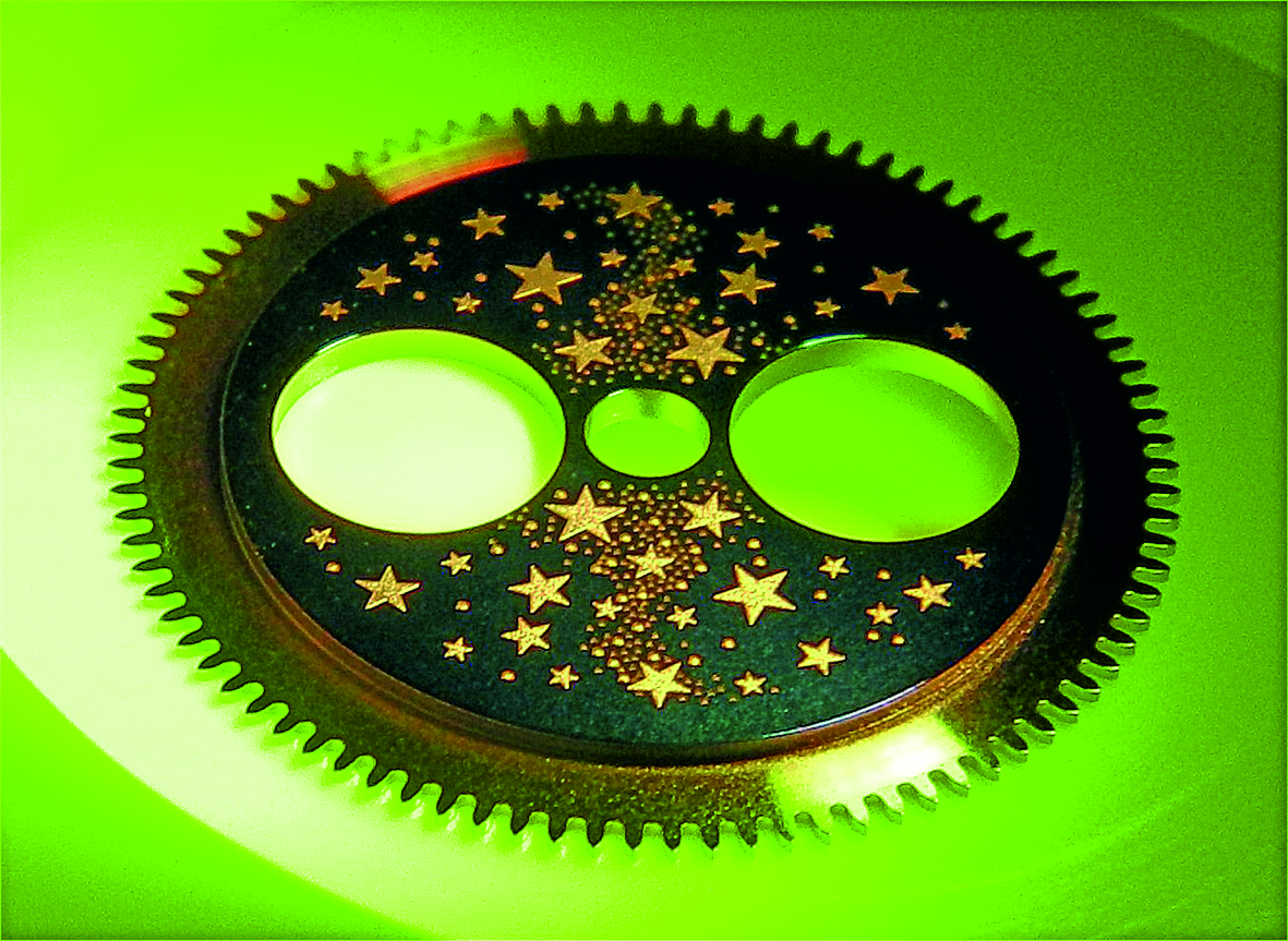 Mondphasenanzeige hochwertiger mechanischer Uhren aus einer sächsischen Manufaktur mit dekorativer farbiger Kohlenstoffbeschichtung und laserstrukturiertem Sternenhimmel.