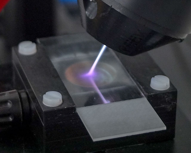 Laser-Plasma-Hybridbehandlung von Glas.