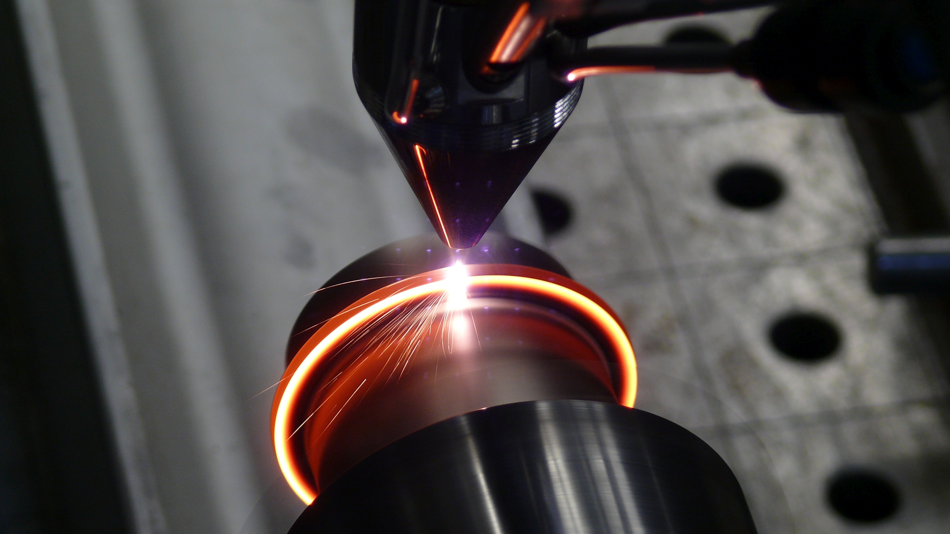 Extremes Hochgeschwindigkeits-Laserauftragschweißen (EHLA): Flexibel beschichten, reparieren oder additiv fertigen - mit einer Systemtechnik.