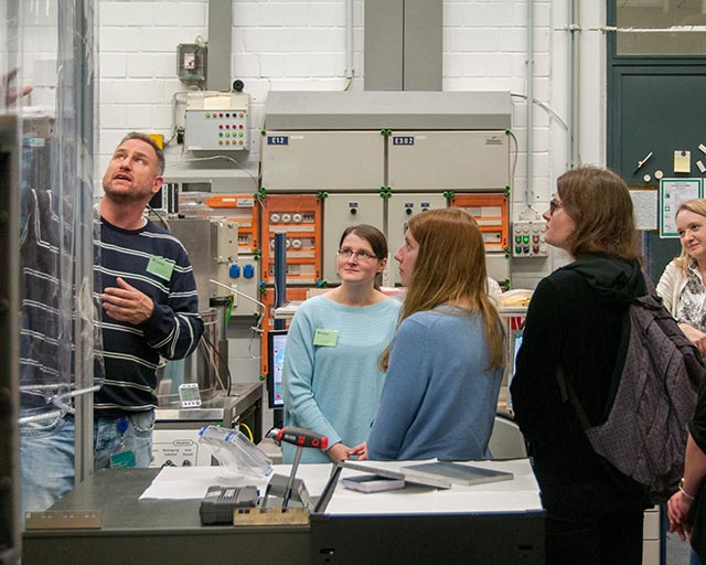 Die jungen Wissenschaftlerinnen lernen das Sensorik-Labor am Fraunhofer IST kennen.