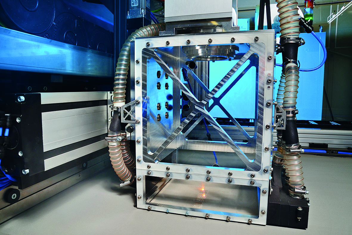 Wissenschaftler des Fraunhofer ILT haben einen neuen Auftragskopf für Laser Powder Bed Fusion (LPBF) entwickelt, der auch große Metallbauteile bis zu zehnmal schneller als übliche LPBF-Anlagen additiv herstellt. 