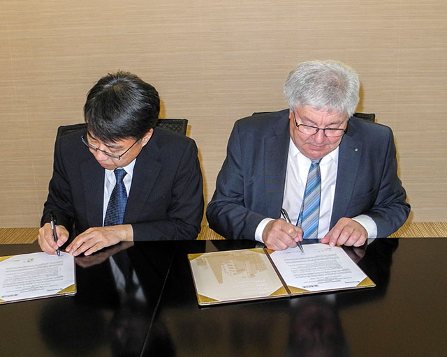 Prof. Bing-Jean Lee (links) und Prof. Dr. Günter Bräuer (rechts) unterzeichnen die Kooperationsvereinbarung zwischen dem Fraunhofer IST und der Feng Chia University.