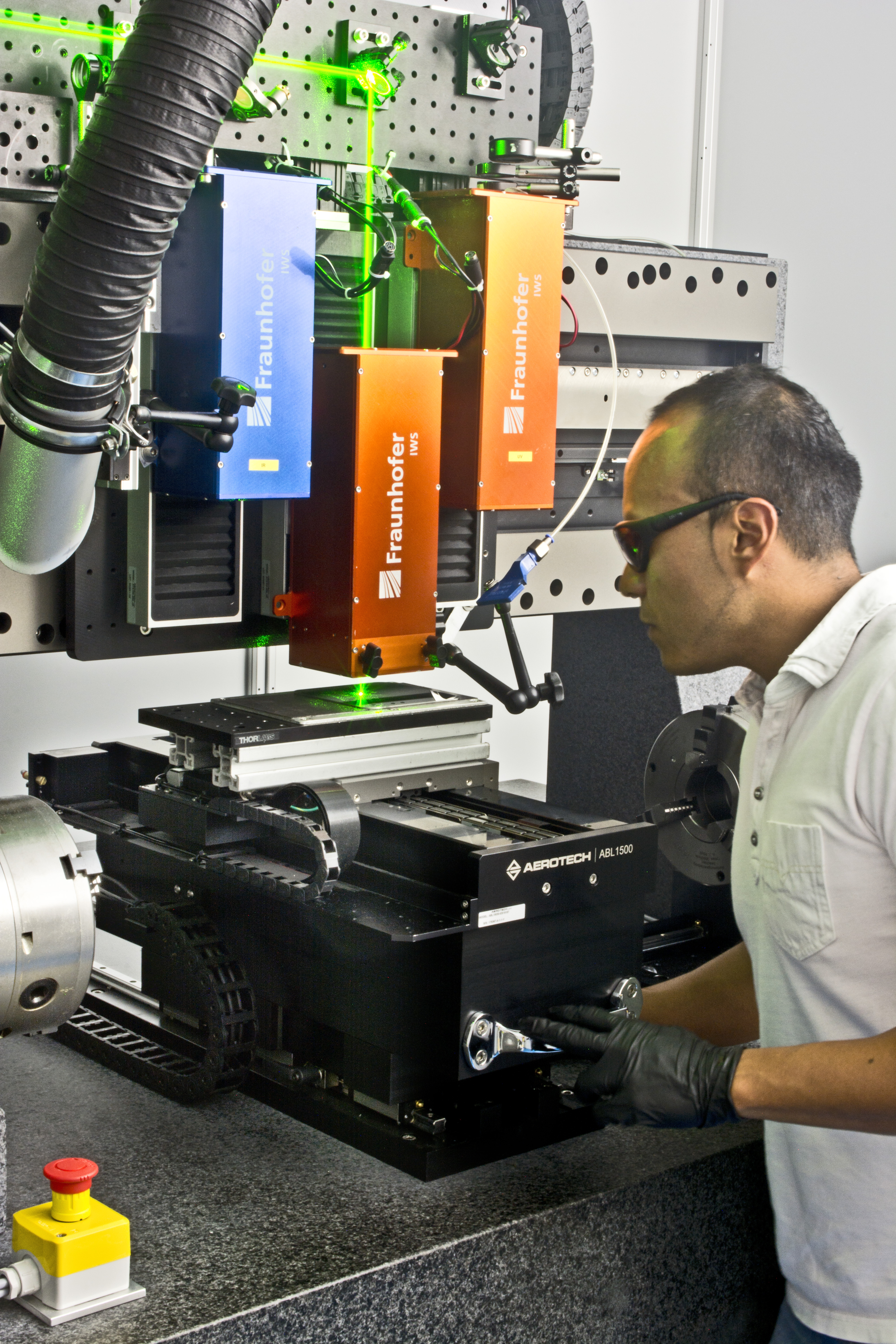 Alfredo Aguilar, Wissenschaftler im Team Oberflächenfunktionalisierung am Fraunhofer IWS, bedient das weltweit größte 3D-DLIP-System, das seinen Standort an der TU Dresden hat.
