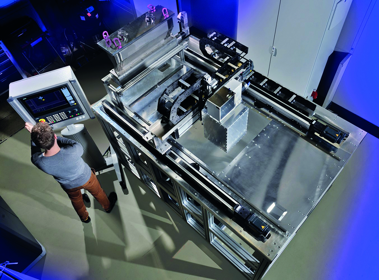 With a laboratory system, Fraunhofer ILT is further developing SLM into a 3D printing technology for large metal components. (machine housing not shown).