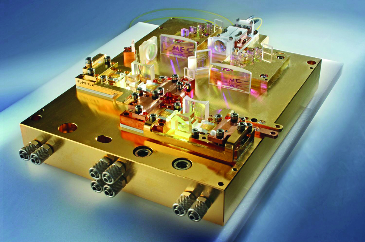 Fiber-coupled diode module based on dense wavelength-division multiplexing. 