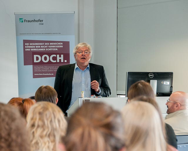 Director Prof. Dr. Günter Bräuer welcomes the future scientists at the Fraunhofer IST.
