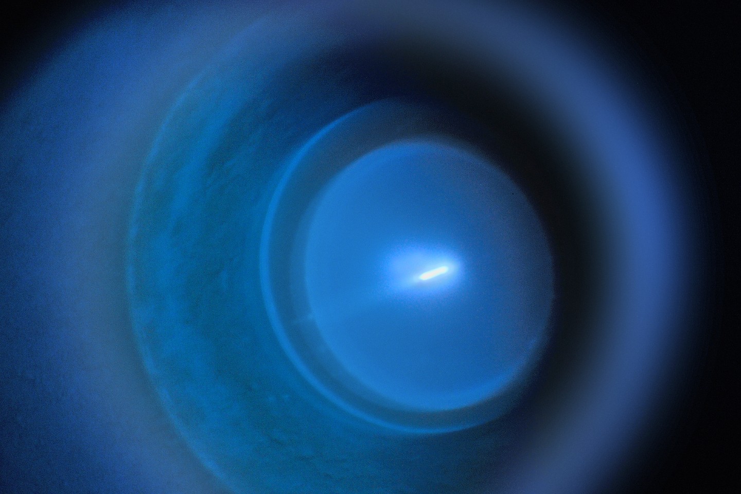 Die EUV-Strahlung zur Belichtung der Halbleiterstrukturen wird üblicherweise erzeugt, indem ein kW-Laserstrahl auf ein Jet aus flüssigen Metalltröpfchen im Vakuum fokussiert wird. Das Foto zeigt ein entladungs-basiertes Plasma. The EUV radiation for exposing semiconductor structures is usually generated by focusing a multiple kilowatt (kW) laser beam on a jet of liquid metal droplets in a vacuum. The photo shows a plasma of a discharge generated plasma.