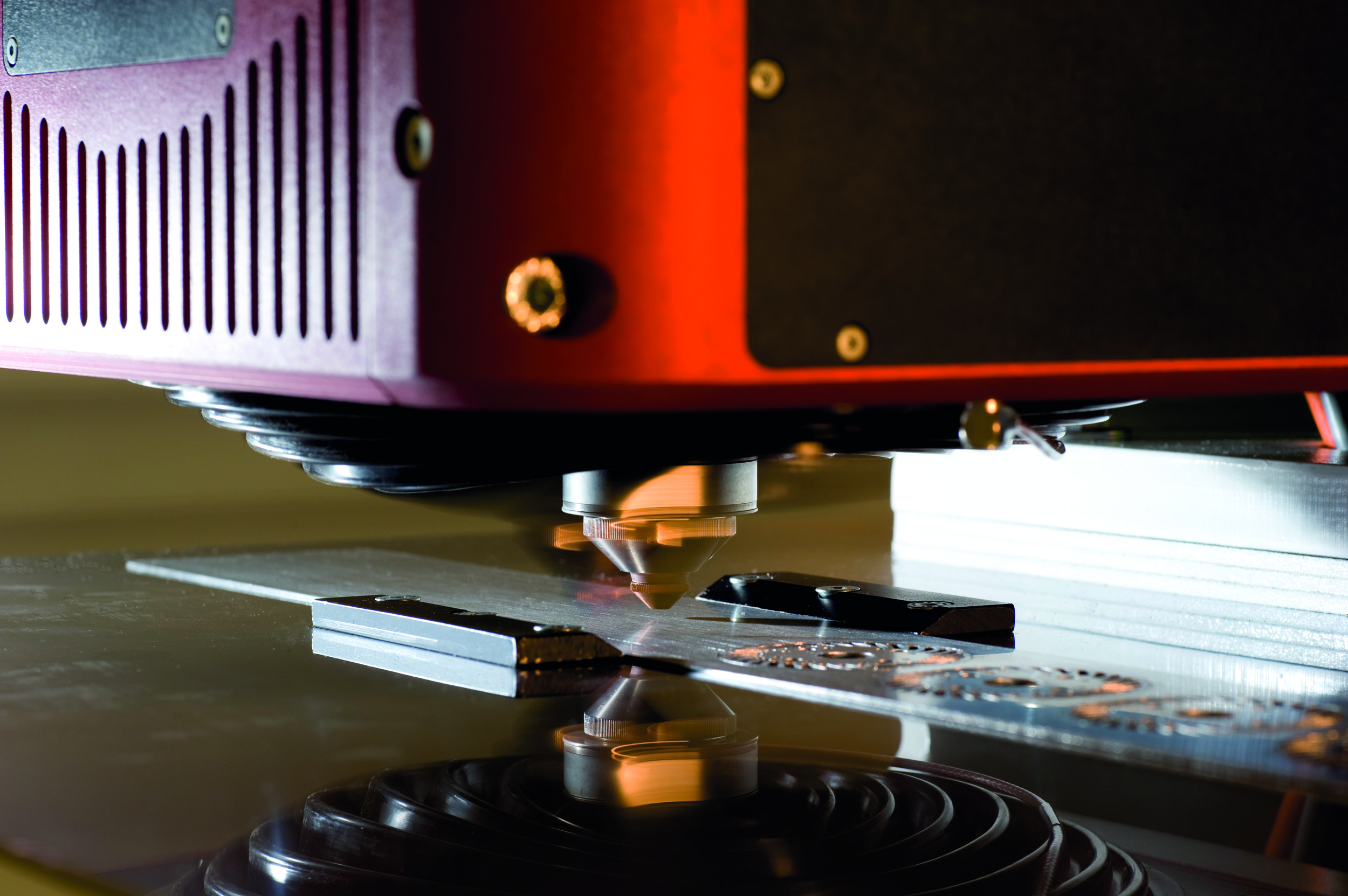 Hochdynamische Lasermaterialbearbeitung mit dem Formcutter HDFC6060 Highly dynamic laser material processing with the HDFC6060 form cutter.