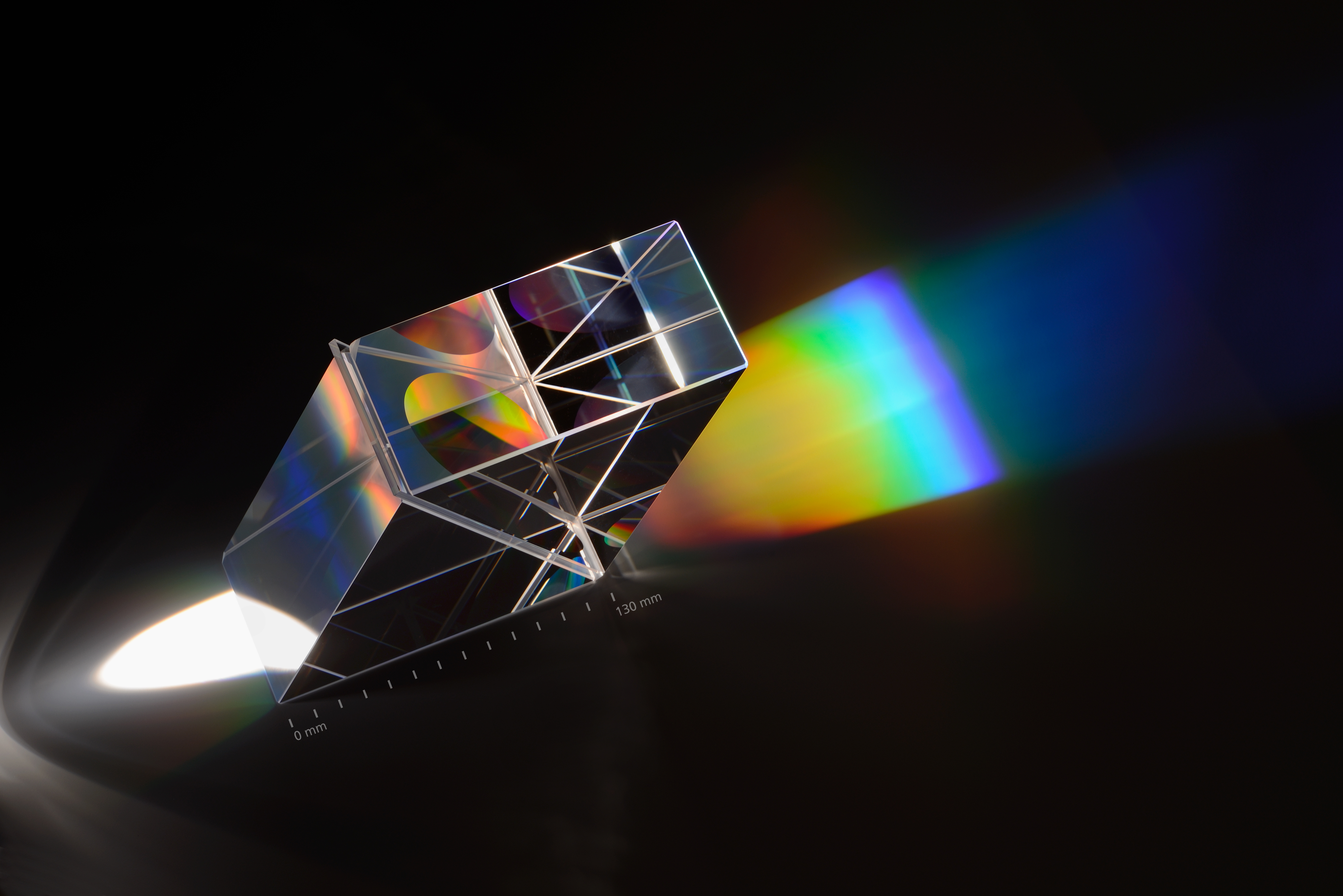 Monolithische PGP- (Prisma-Gitter-Prisma) Komponente erlaubt die Korrektur von Abbildungsfehlern in hochdispersiven abbildenden Spektrometern. 