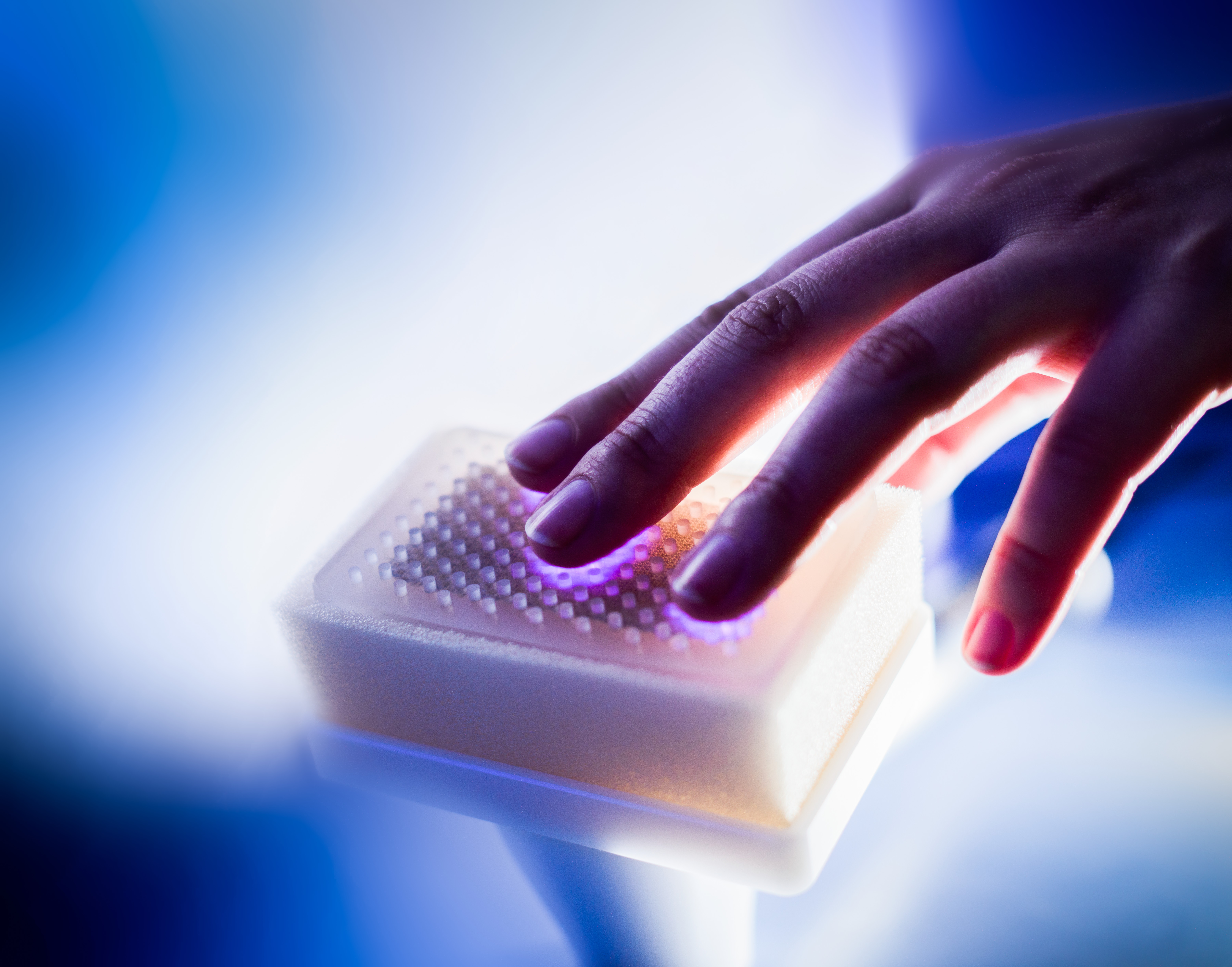 Plasmabehandlung von Haut mit dem PlasmaDerm® Handgerät am Anwendungszentrum für Plasma und Photonik des Fraunhofer IST Plasmabehandlung von Haut mit dem PlasmaDerm® Handgerät am Anwendungszentrum für Plasma und Photonik des Fraunhofer IST.